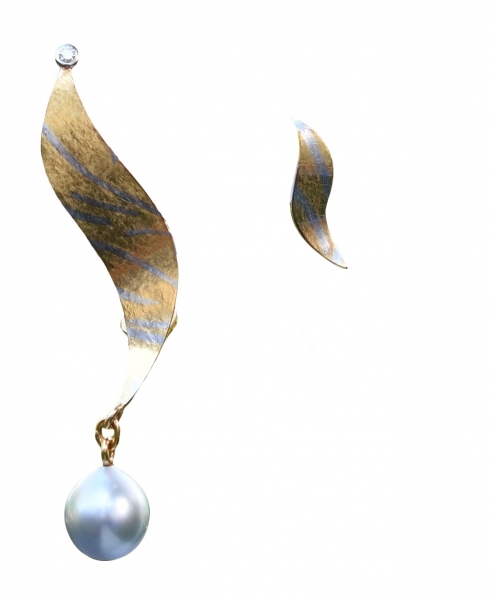 Asymmetrische Ohrringe aus Gelbgold mit Platin, Tahitiperlen und Brillanten